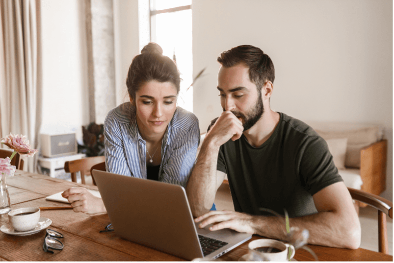 Couple consultant la documentation de son adoucisseur sur un ordinateur portable