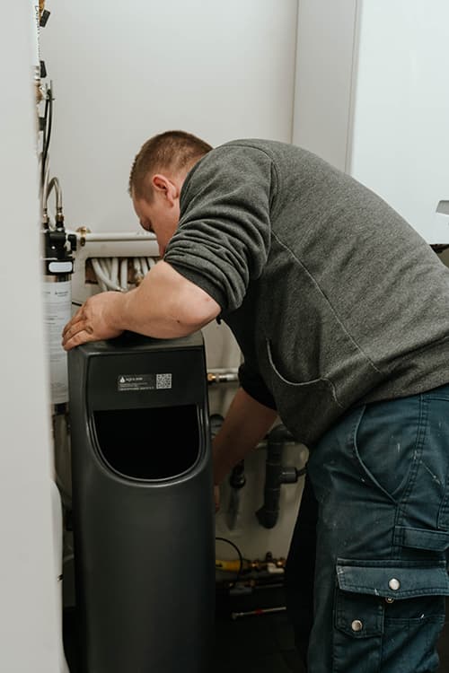 Technicien AQUA 2000 intervenant sur un adoucisseur d’eau