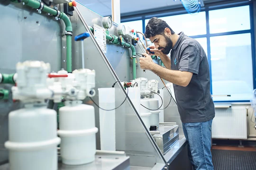Technicien AQUA 2000 en intervention de maintenance