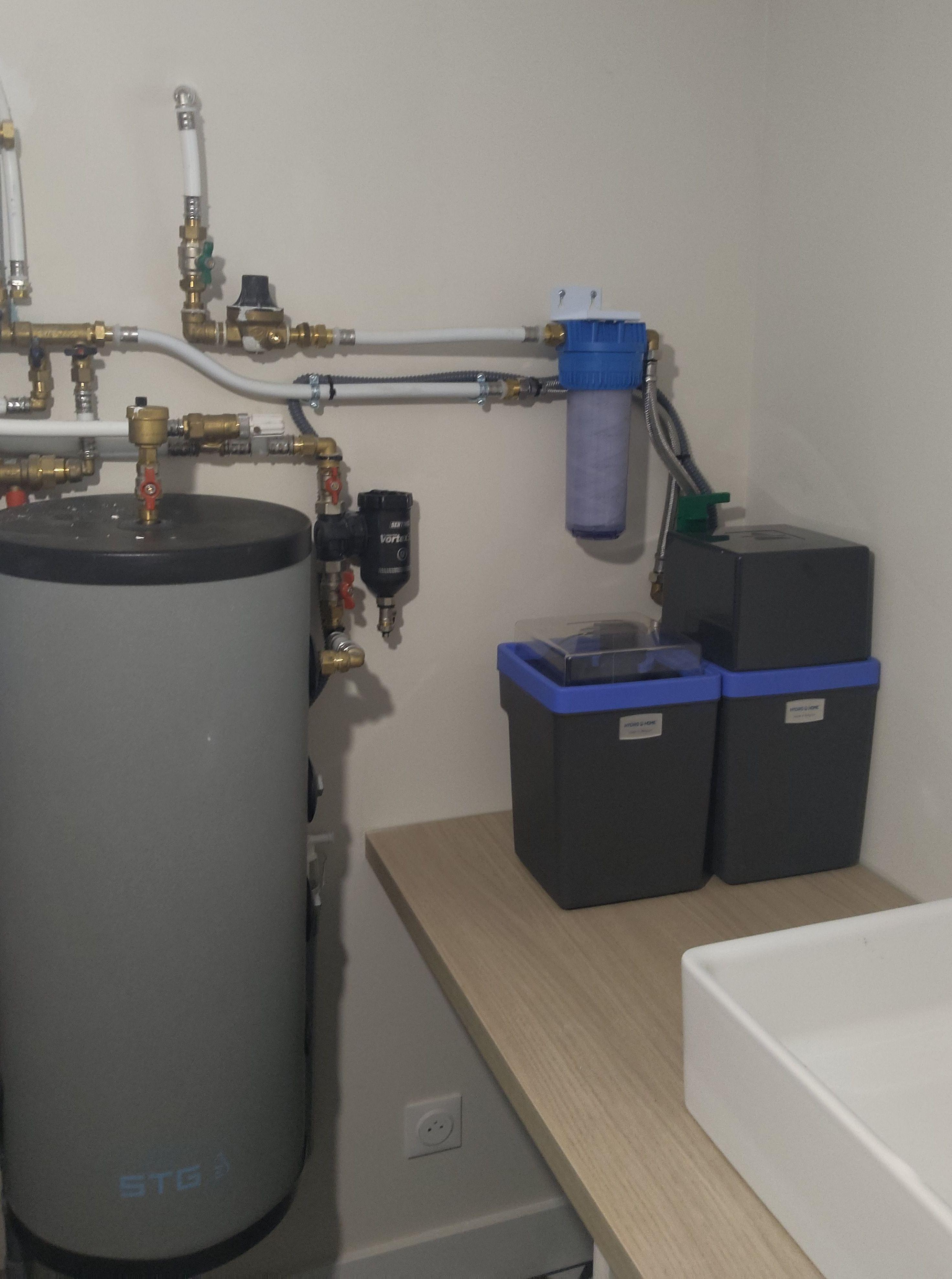 Adoucisseur 100BLS à côté d'un chauffe-eau